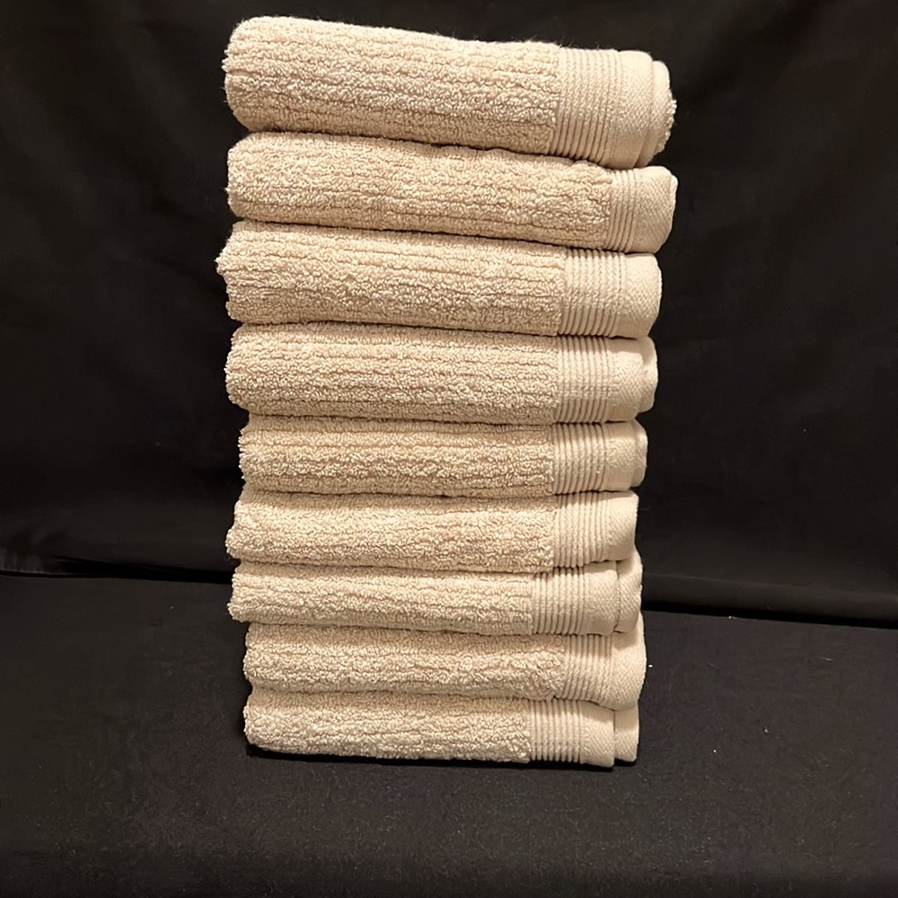 ♦️SOLD♦️— JCPenney Home Collection Spa Rib Hand Towel
